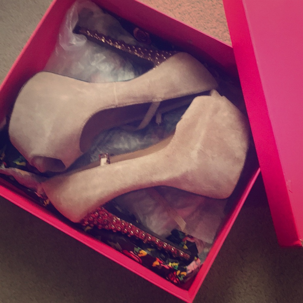 Betsey Johnson platform high heels - Picture 1 of 2